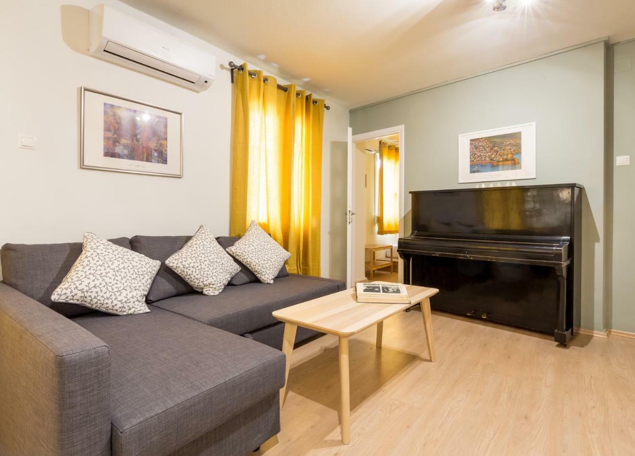 Appartamento Downtown Urban Flat For 4 People In Plaka Atene Esterno foto